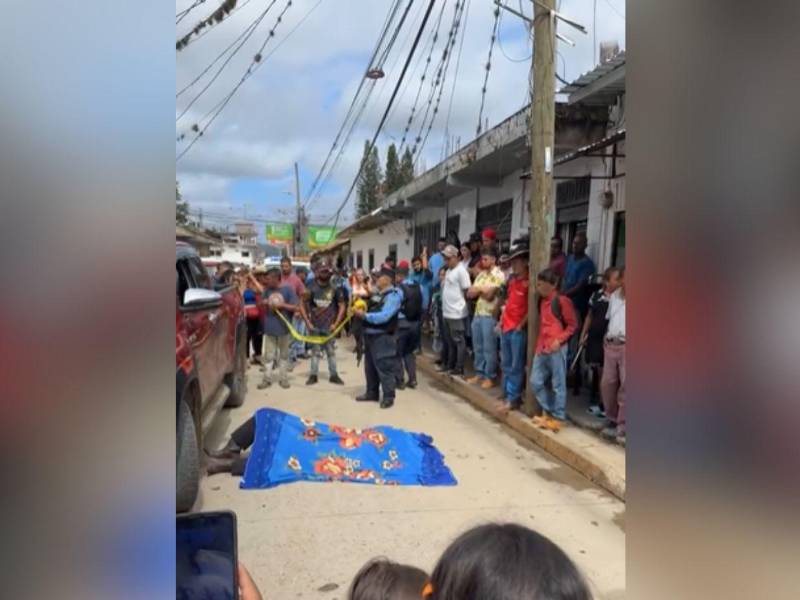 El cuerpo de la víctima quedó tendido en medio de la calle principal tras el ataque armado.