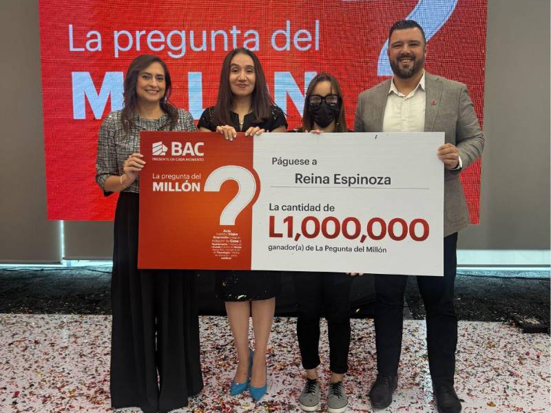 Ejecutivos BAC y Ganadora del primer sorteo de la promoción “La Pregunta del Millón”.