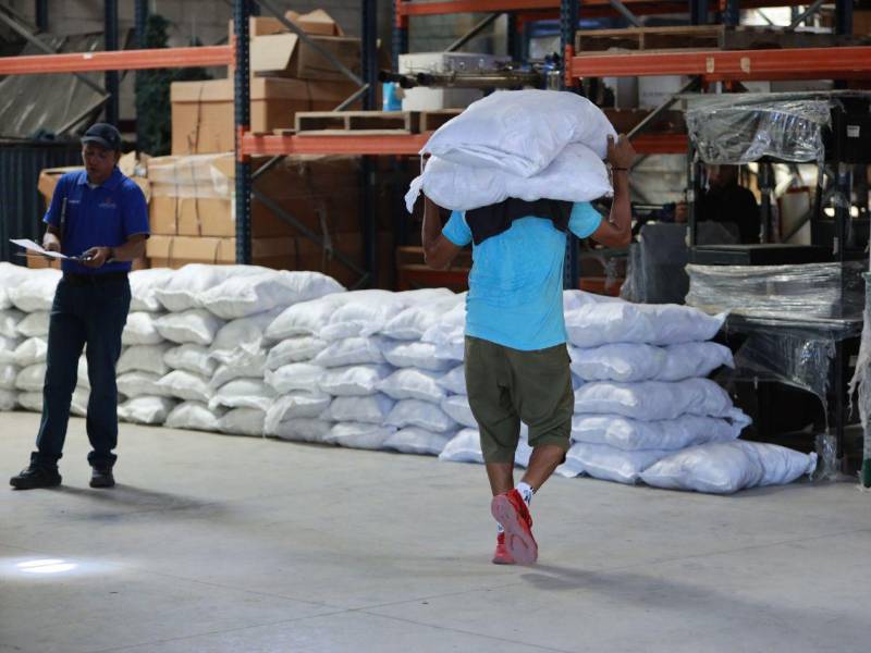 La distribución de las raciones de alimentos para las familias afectadas por la sequía en municipios de Choluteca y El Paraíso, se realiza desde la sede regional de Copeco en Choluteca.