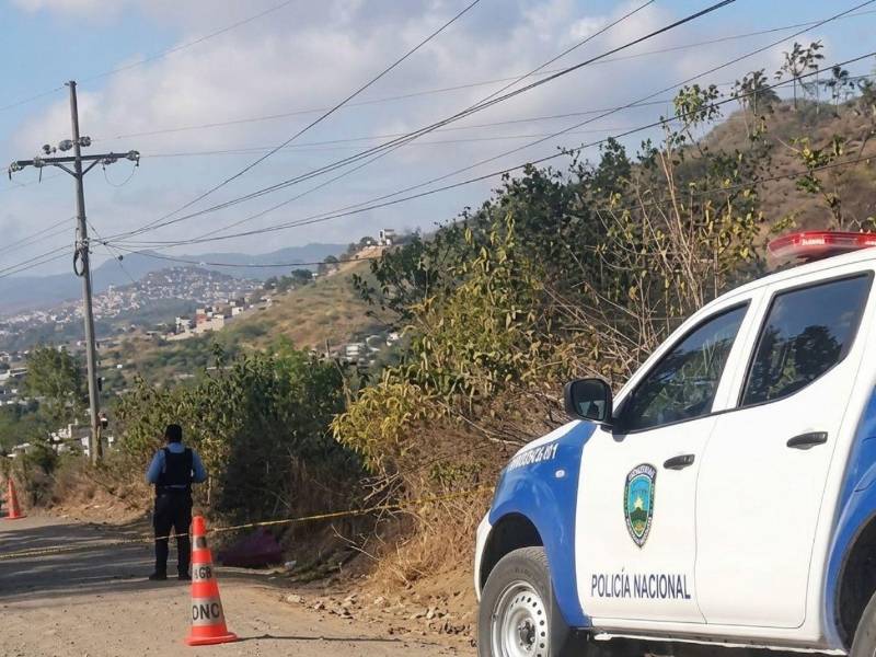 El cuerpo estaba tirado a un lado de la calle.