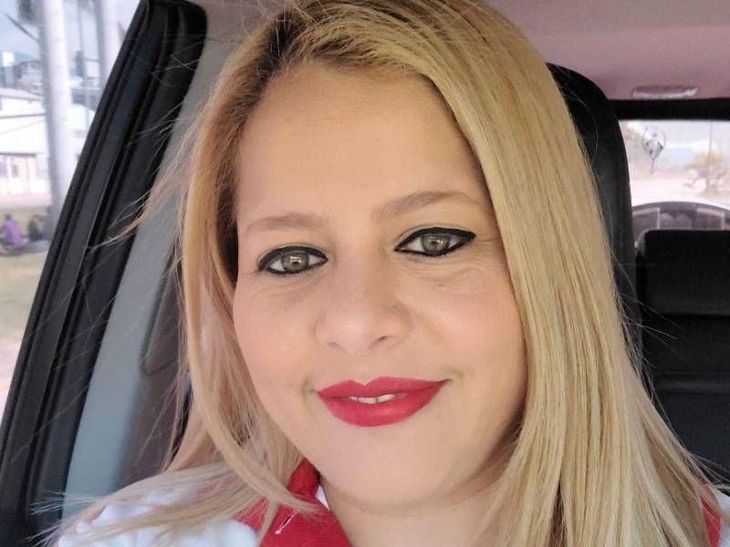 Kathia Crivelli, diputada del Partido Liberal, denunció que dos llantas de su automóvil fueron ponchadas con un cuchillo, señalando que podrían ser actos intimidatorios por parte de Libre.