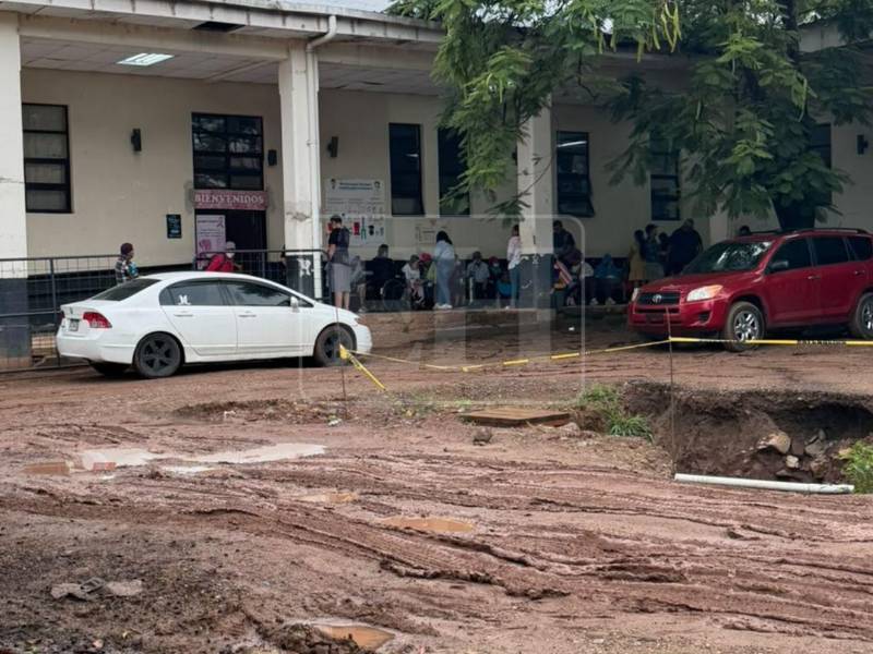 Los vehículos deben estacionarse en diferentes puntos del área para evitar quedar atrapados en los charcos de lodo.