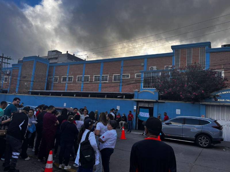 Las puertas del Instituto Nacional del Diabético permanecen cerradas.