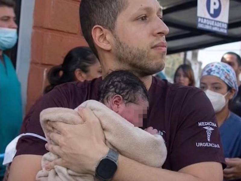 El doctor Germán Somoyar protagonizó un acto de valentía en medio del terremoto que estremeció Colombia, mientras el personal y pacientes evacuaban el edificio de seis pisos del hospital él decidió que no abandonaría el lugar sin sus pequeños pacientitos. Las imágenes de los pequeños Mateo y Salomón en sus brazos han conmovido a Colombia.