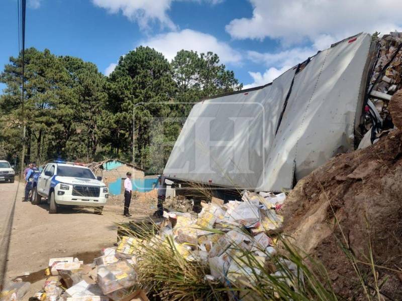 Al lugar llegaron autoridades para iniciar con las investigaciones de este accidente.