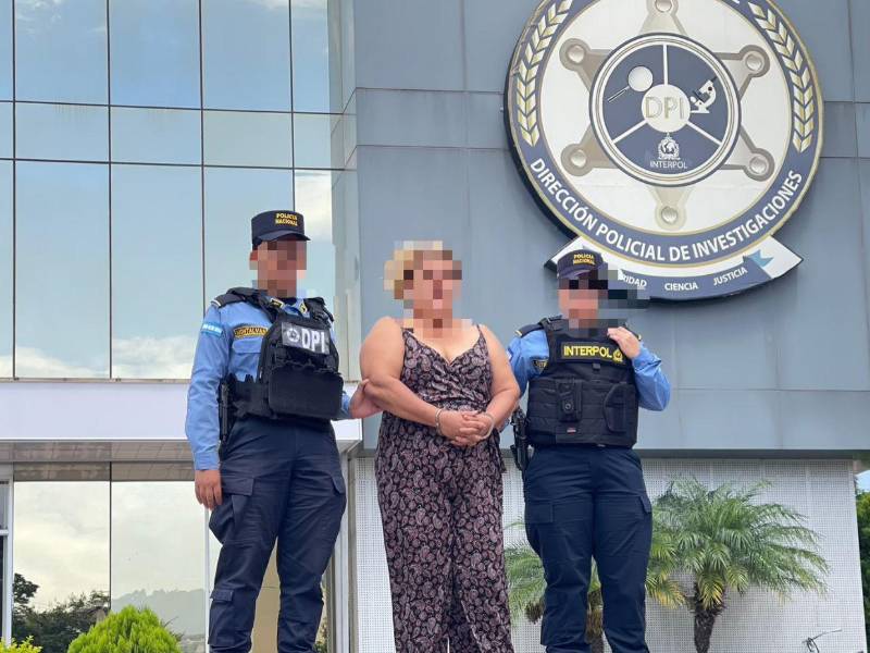 Los agentes de la Dirección Policial de Investigaciones (DPI) asignados a la Policía Internacional (Interpol) recibieron a la ciudadana originaria de Nicaragua para continuar con el proceso judicial.