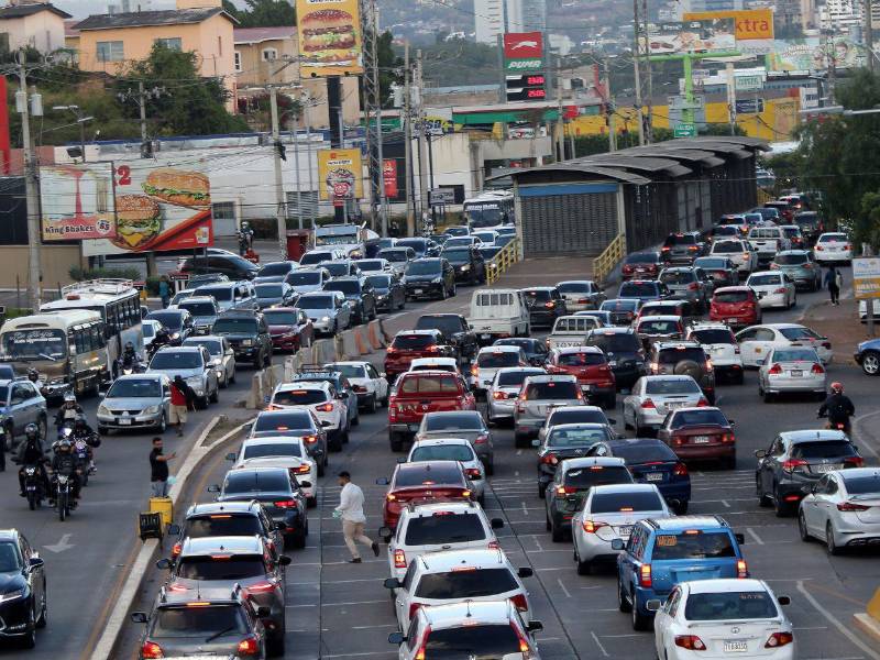 El crecimiento del parque vehicular y la llegada de automotores de municipios vecinos generan más tráfico en la capital.