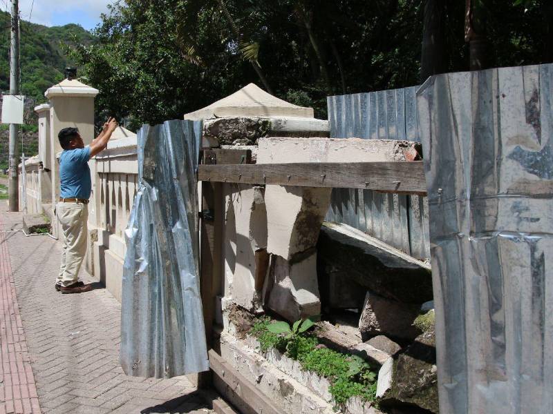 Las columnas quebradas y las láminas de zinc que cubren el muro perimetral del parque La Concordia siguen expuestas, mientras la reparación definitiva de la estructura continúa pendiente.