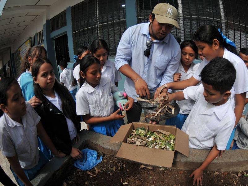 Sin temor a ensuciarse las manos los escolares armaron su compostaje.