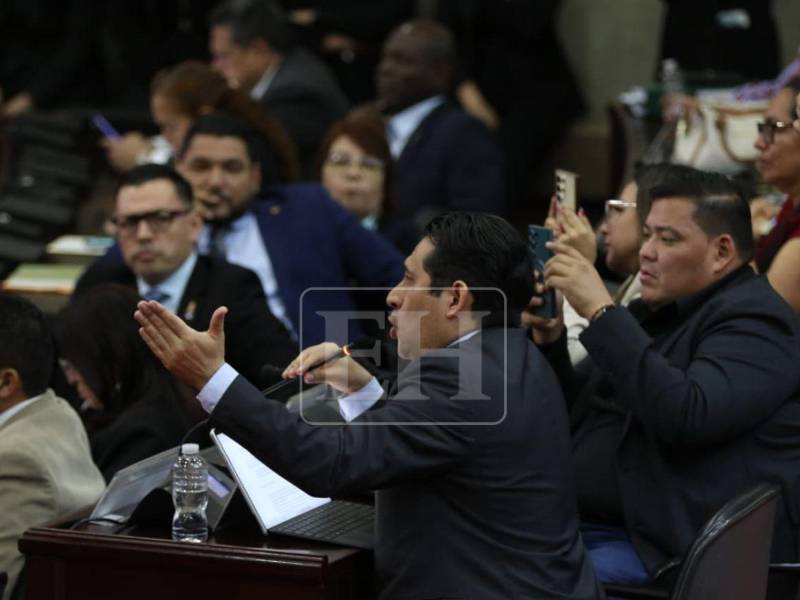 Mario Morazán respondió a las interrogantes del pleno y defendió su inocencia ante las acusaciones plasmadas en la denuncia presentada en su contra.