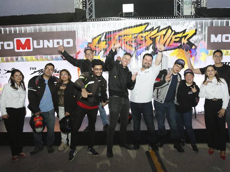 Entusiastas de las motocicletas y apacheros celebran el lanzamiento de la TVS Apache RTR 310 en una noche llena de adrenalina y estilo.