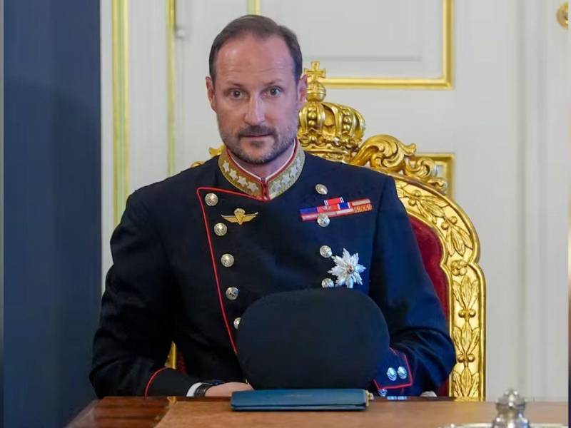 Tras el fallecimiento de Harald V, su hijo se convirtió automáticamente en el nuevo jefe de Estado. El monarca eligió el nombre de Haakon VIII para su reinado.