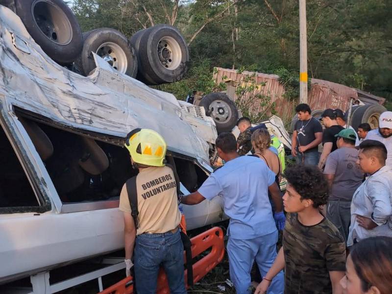 En la escena del accidente fueron recuperados nueve cadáveres de entre el amasijo de hierro del bus y el cabezal