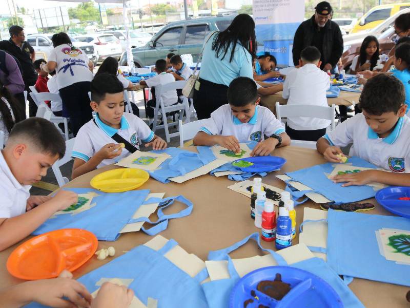 Cada niño recibió su propia bolsa reutilizable y la personalizaron a su gusto. Una experiencia que sin duda se llevan a su centro educativo.