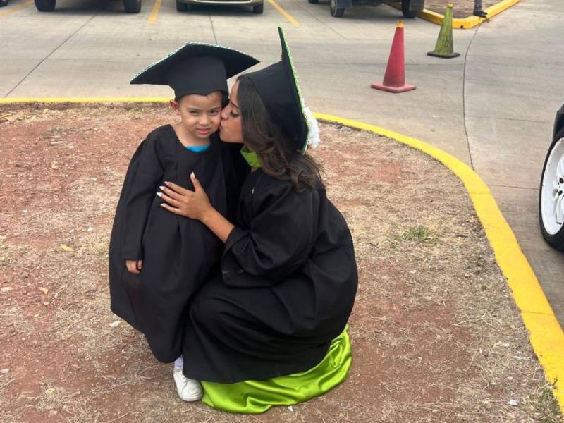 Fernanda Andino se graduó de Periodismo el pasado mes de marzo, siendo su hija Maryam su principal motivación en la vida para conseguir sus metas.