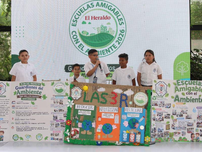 Los guardianes del ambiente del Roberto Suazo Córdova promueven el reciclaje de botellas, cartón y otros materiales para darles nueva vida y reducir la contaminación.