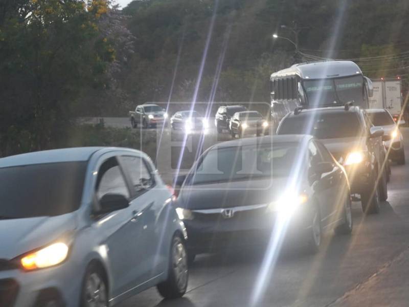 Vehículos avanzaban a paso lento aunque constante durante la madrugada en la salida al sur del Distrito Central, donde inició la aplicación del plan municipal “Pulso Vial” para ordenar la circulación.