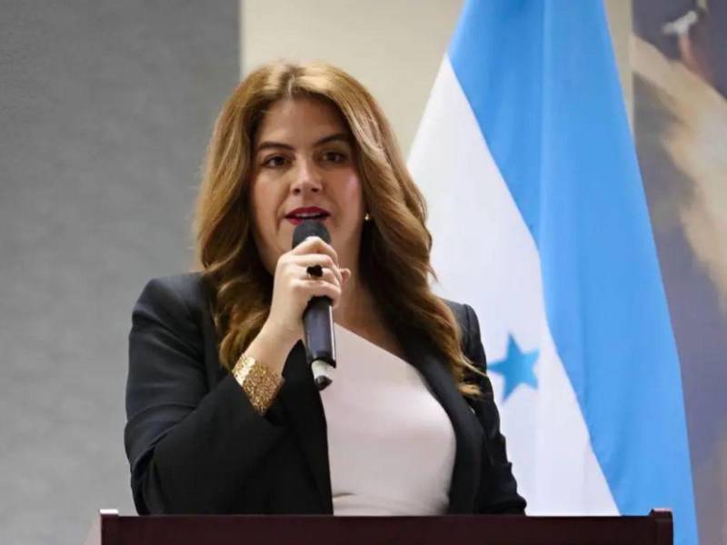 El abogado de López sostuvo que la denuncia fue presentada “por todos los vejámenes y el maltrato que ha sufrido la consejera Cossette López”.