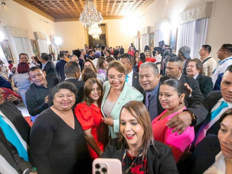 Foto de los galardonados junto a la presidenta Xiomara Castro.