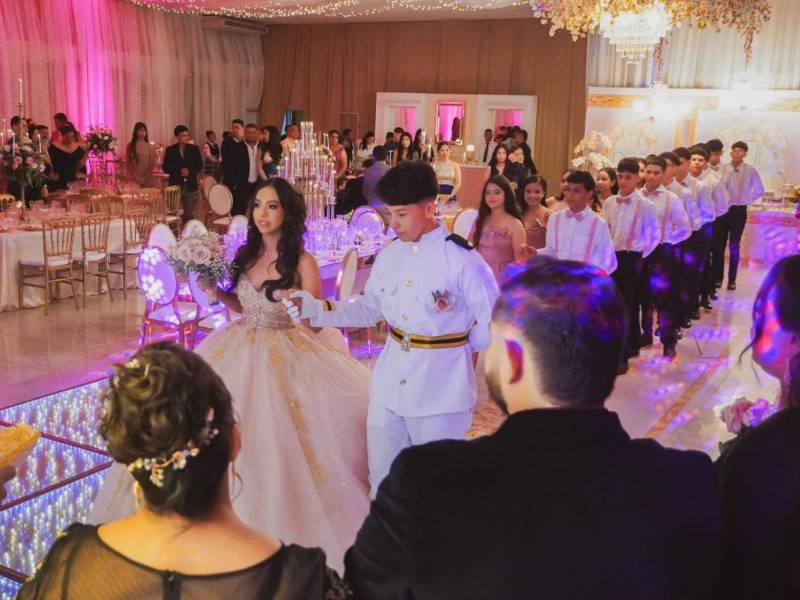 La cumpleañera Alison Munguía acompañada de su chambelán y su cortejo de caballeros y damas.