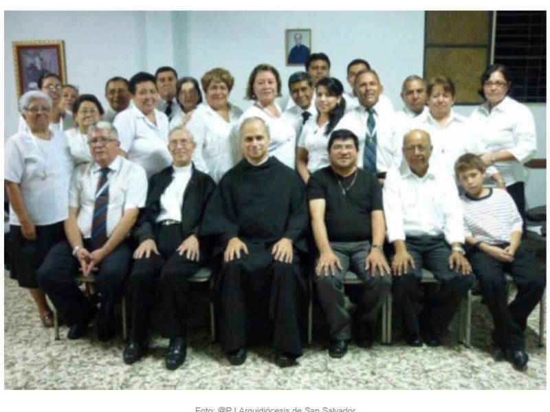 Imagen del papa León XIV en 2012 en compañía de varios fieles.