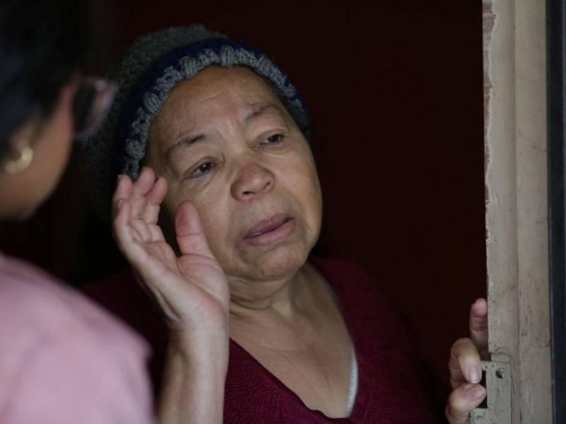 Locaida Núñez o “Cayita” es una mujer de la tercera edad que aún vive en la zona de alto riesgo por dificultades económicas.