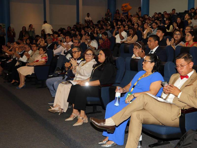 El evento, que se extendió hasta la 1:10 de la tarde, contó con la presencia de autoridades universitarias, invitados especiales, medios de comunicación y estudiantes de la carrera.