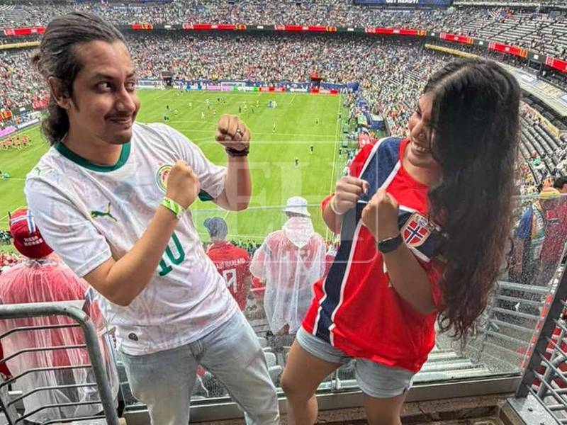 El amor ganó antes del pitazo inicial: esta pareja disfruta del Mundial apoyando a selecciones distintas, pero compartiendo la misma pasión por el fútbol.