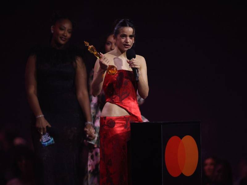 Al aceptar el galardón, la catalana dijo que era un honor poder llevar su música fuera de casa.