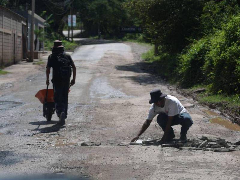 Pobladores de la colonia Villeda Morales denuncian el abandono de obra de pavimentación. La maquinaria no opera desde hace un año.