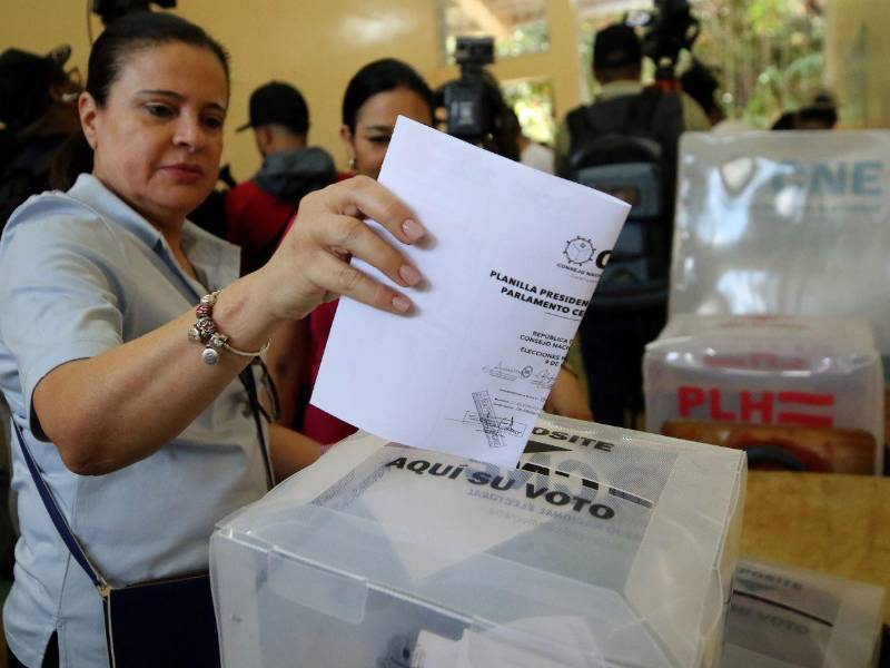 Los diputados y alcaldes esperan hasta que se cierra el proceso para estar seguros que fueron electos.