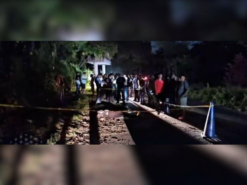 El cuerpo del hombre quedó tendido a la orilla de la calle.