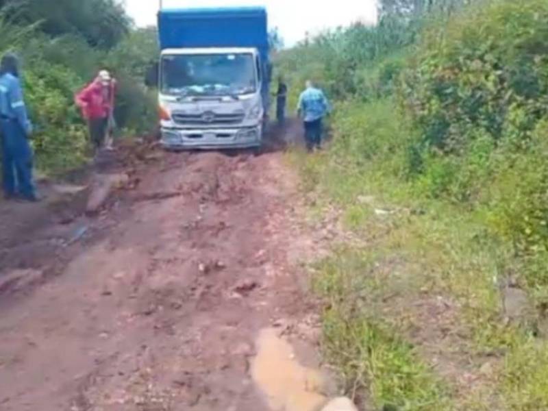 Sectores como El Rincón sufren por las calles destruidas, zonas donde se producen verduras que son trasportadas a la ciudad con dificultad.