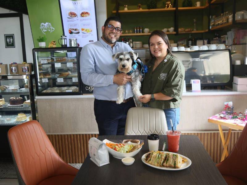 Alejandra Girón y su esposo, Ángel Tábora, junto a la hermana de Alejandra y su esposo, son los cuatro socios detrás de Guau Café, un innovador concepto pet friendly en Tegucigalpa.