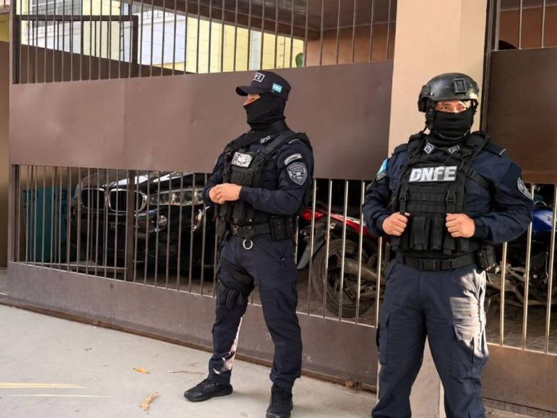 Durante las inspecciones realizadas en los cuatro inmuebles, las autoridades localizaron vehículos de dos y cuatro ruedas, dinero en efectivo y armas de fuego.