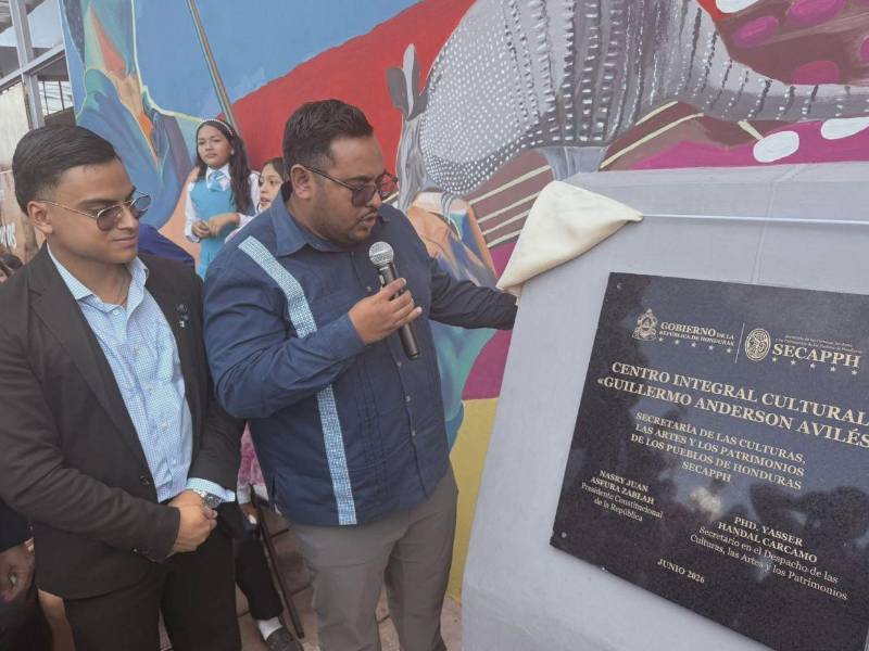La obra fue reemplazada con esta placa que tiene el nombre del ministro Handal y del presidente Nasry Asfura.