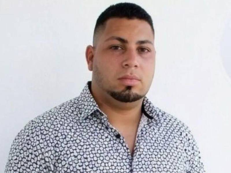 Según las autoridades, la rastra no logró tomar la curva debido a la alta velocidad, lo que provocó que invadiera el carril contrario.