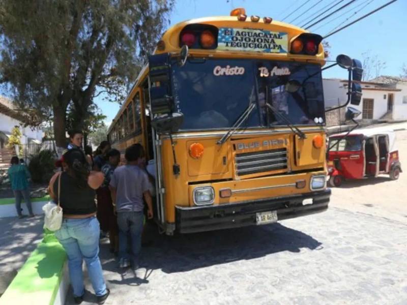 Pagar L30 desde Ojojona y L31 desde Zepate es la nueva realidad de miles de viajeros que esperan que las autoridades aclaren el ajuste en el pasaje para este lunes.