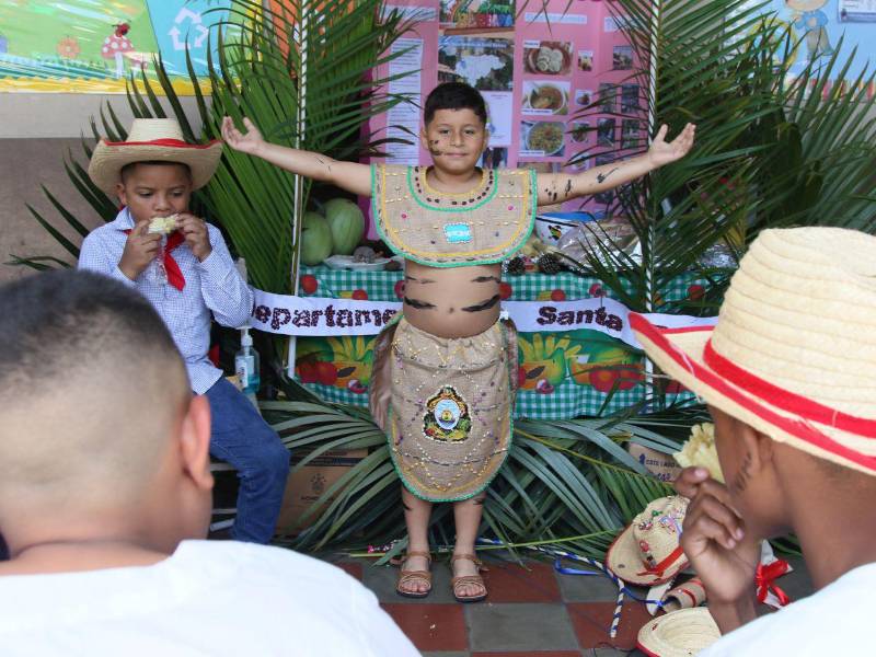 Danzas, música y representaciones teatrales permitieron a los estudiantes conocer la historia del cacique Lempira de forma dinámica.
