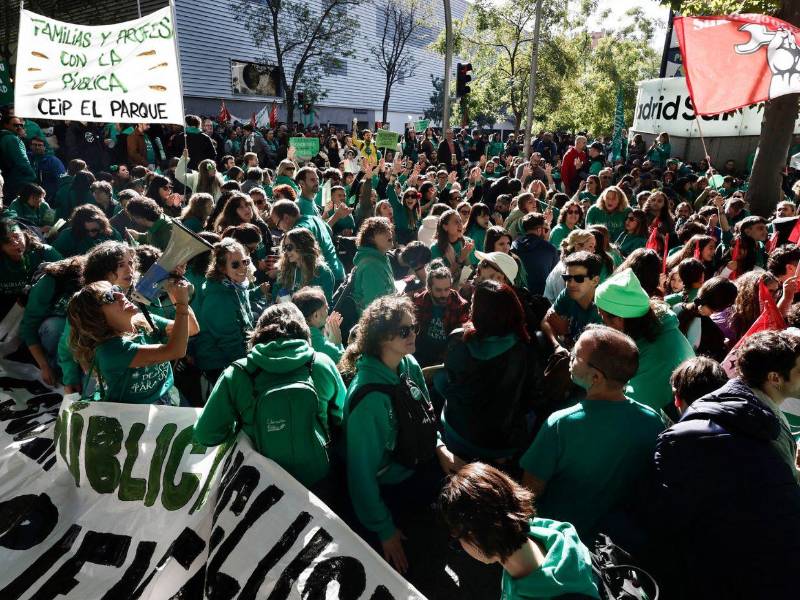 Educación. Los profesores de la enseñanza no universitaria de la comunidad de Madrid, en huelga educativa indefinida, se concentraron el jueves ante la Asamblea regional para demandar al Gobierno regional que abra una negociación sobre sus reivindicaciones.