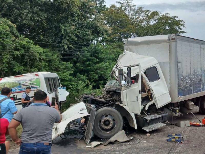 La colisión de un camión con un bus y dos vehículos de carga pesada dejó a 36 personas afectadas, entre ellas, una persona muerta.