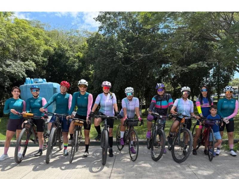 En pleno Campo de Parada Marte, 10 de las Guerreras 0801 que atendieron el llamado de Diario El Heraldo para empezar a calentar la previa de la decimoquinta edición de la Vuelta Ciclística 2026.