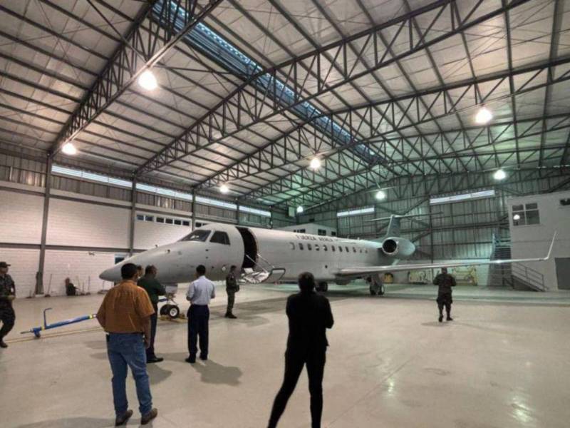 El avión presidencial se compró con dinero de la Tasa de Seguridad y su hangar con indicios de sobrevaloración se le construyó con otros 37 millones de lempiras.