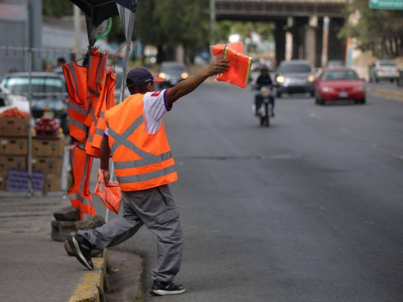 Comerciantes que incrementen sin justificación el precio de chalecos reflectivos podrían ser multados, luego de denuncias por ventas de hasta 800 lempiras.
