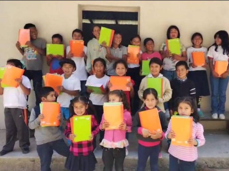 Niños de Cruz Blanca reciben con alegría cuadernos que se convierten en aliados para su aprendizaje en una comunidad marcada por la esperanza.