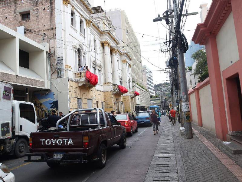 Desde este sábado por la tarde hasta el domingo se mantendrá cerrado el tramo frente al Palacio Municipal para actividades religiosas y la tradicional alfombra.