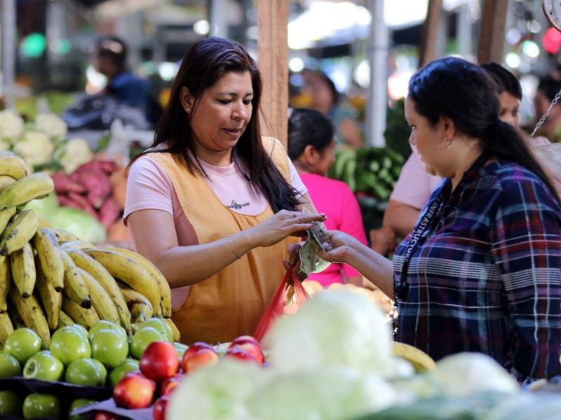 Comerciantes atribuyen el alza de las verduras a las pérdidas de producción por el exceso de agua y el aumento de los huevos a los costos de sus proveedores.