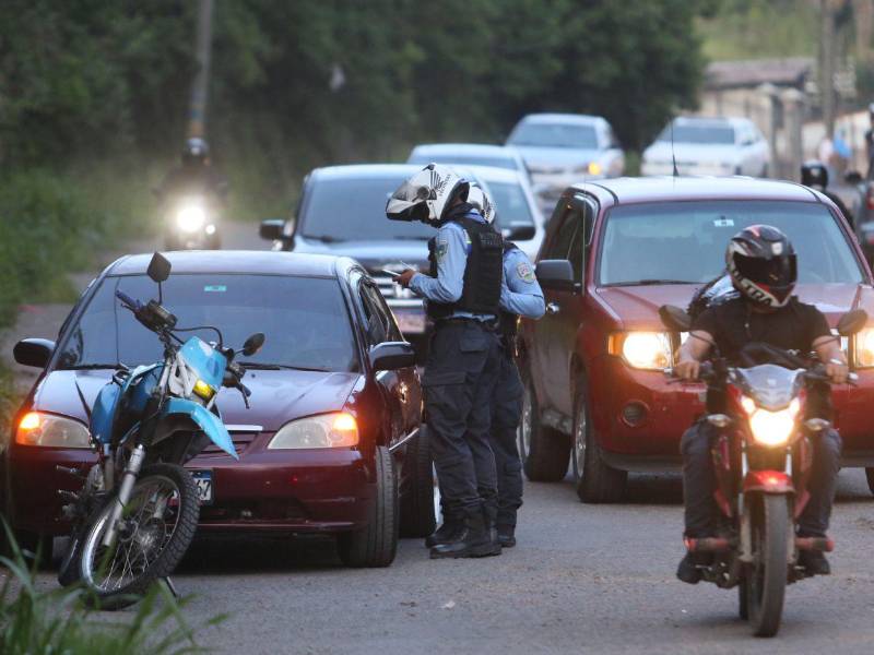 Los agentes de Tránsito a cada momento aplican esquelas a los conductores desesperados.