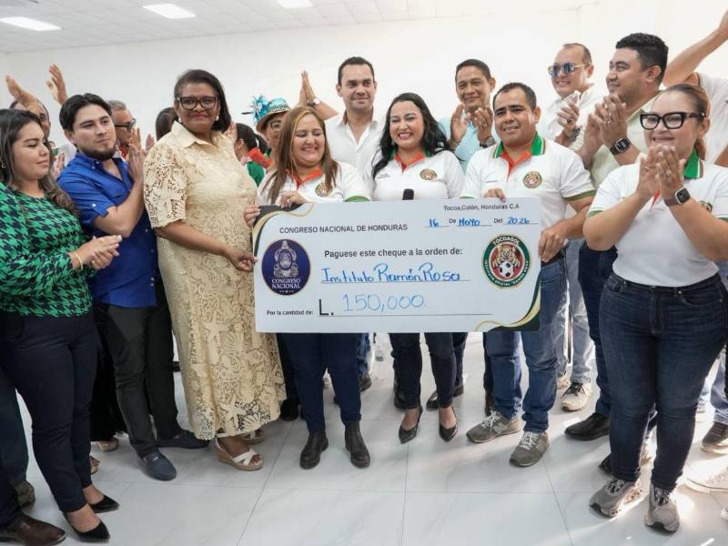 El presidente del Congreso, Tomás Zambrano, estuvo presente en la entrega.