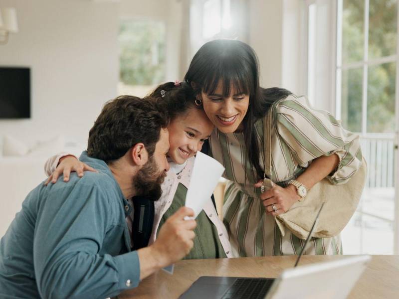 Los patrones de complacencia suelen aprenderse en casa y repetirse en la adultez.